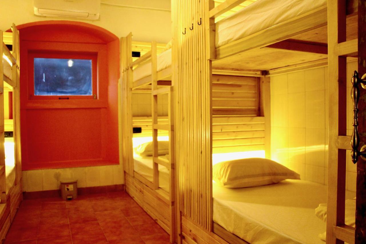 Gosolo Stays Bandra Hostel Mumbai Exterior photo