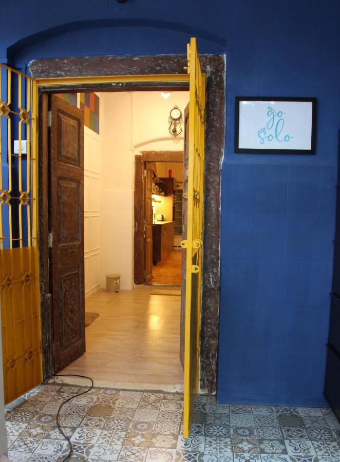 Gosolo Stays Bandra Hostel Mumbai Exterior photo