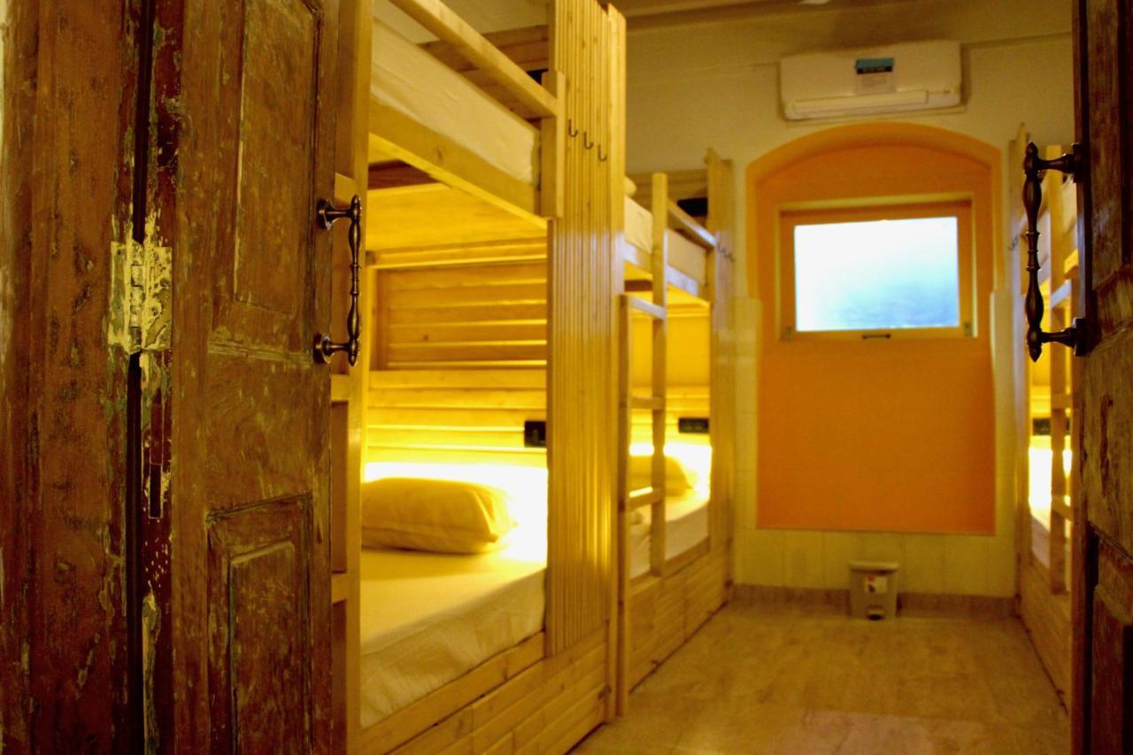 Gosolo Stays Bandra Hostel Mumbai Exterior photo