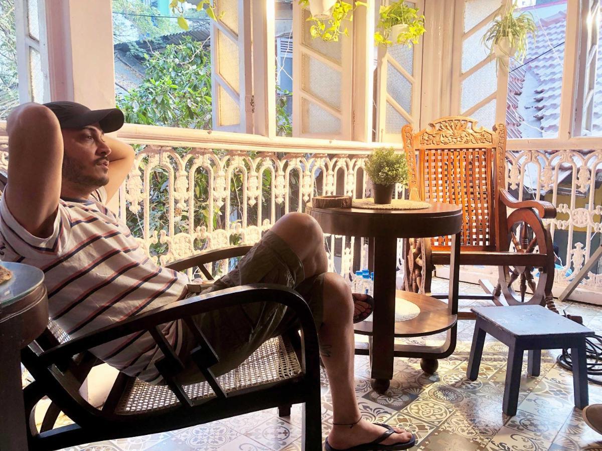 Gosolo Stays Bandra Hostel Mumbai Exterior photo