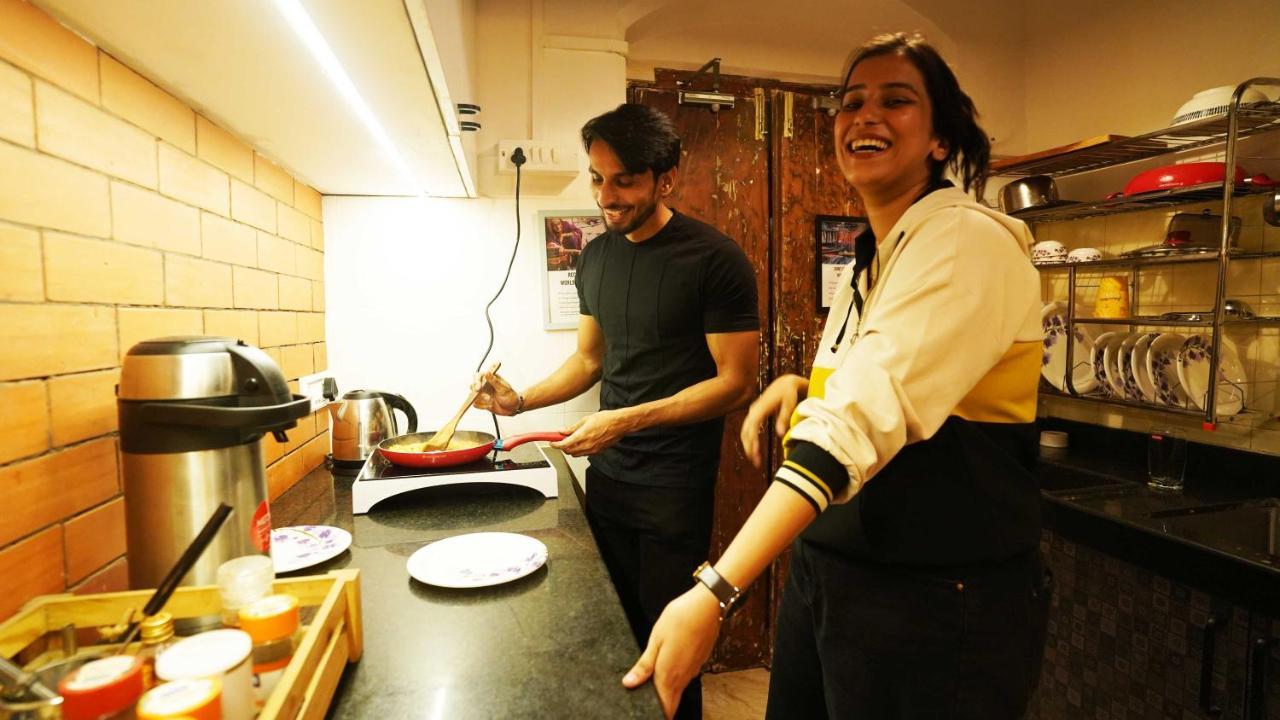 Gosolo Stays Bandra Hostel Mumbai Exterior photo