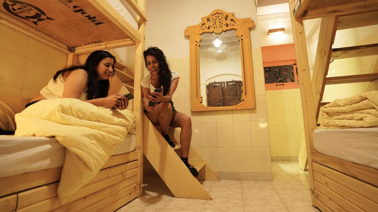 Gosolo Stays Bandra Hostel Mumbai Exterior photo