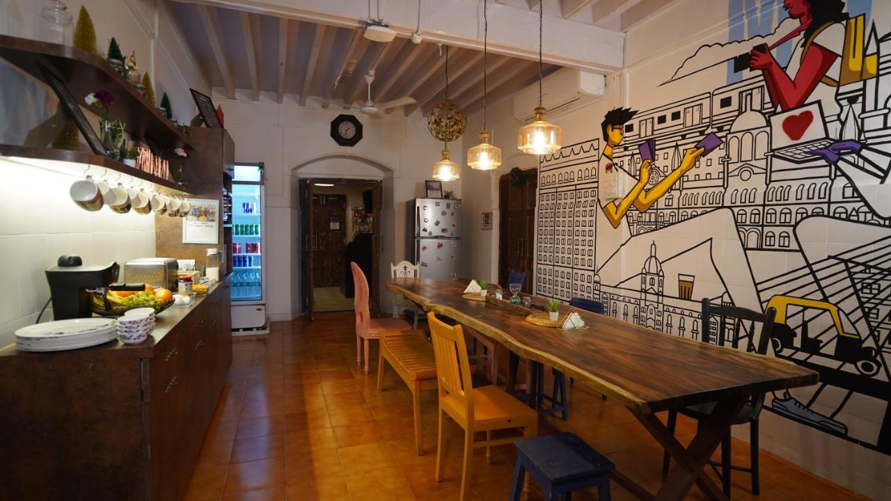 Gosolo Stays Bandra Hostel Mumbai Exterior photo
