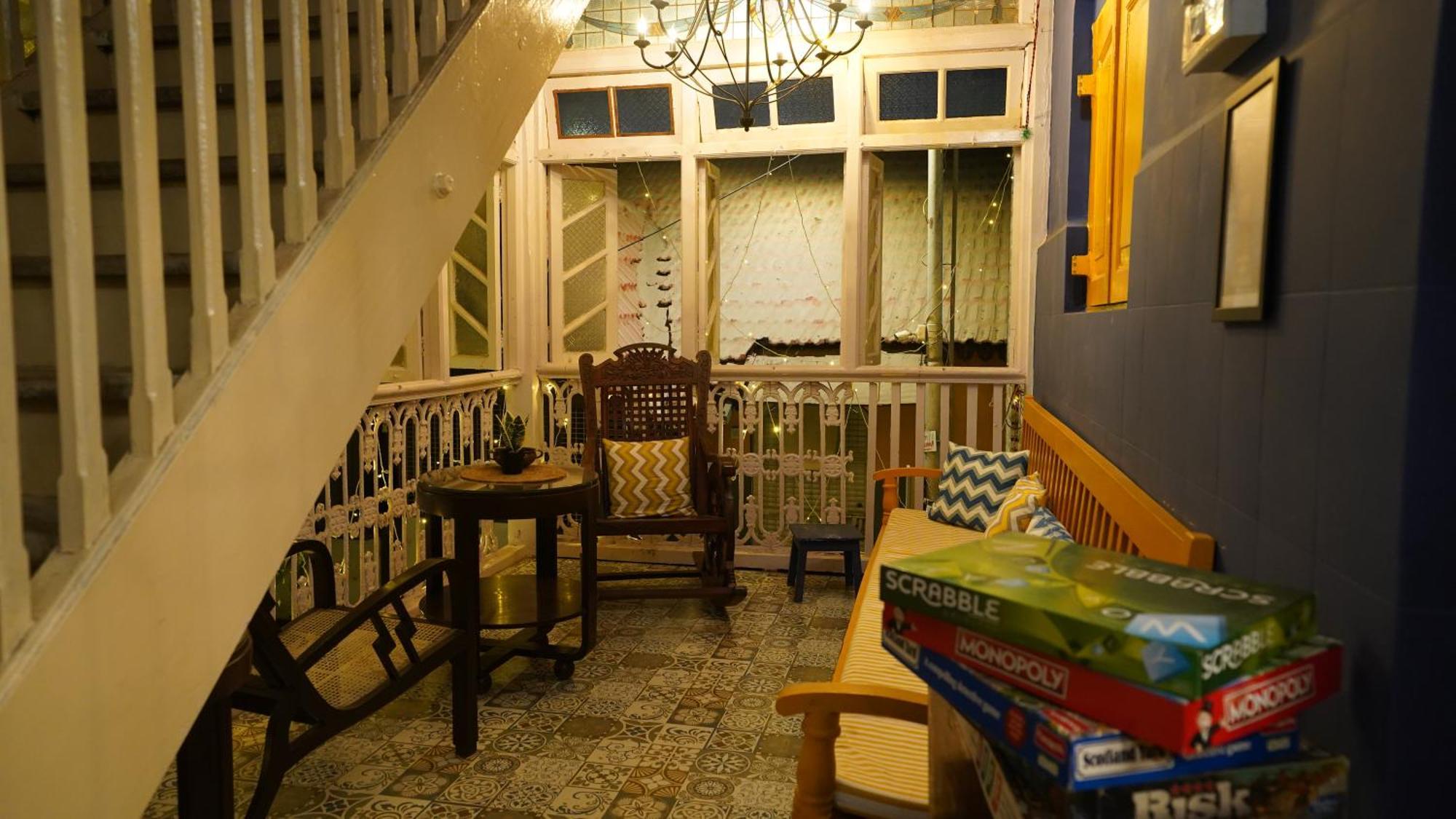 Gosolo Stays Bandra Hostel Mumbai Exterior photo